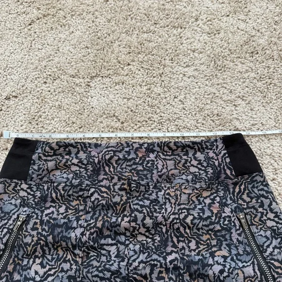 Athleta Trekkie North Shorts Kinetic Abstract Black Size 4 - Picture 7 of 8